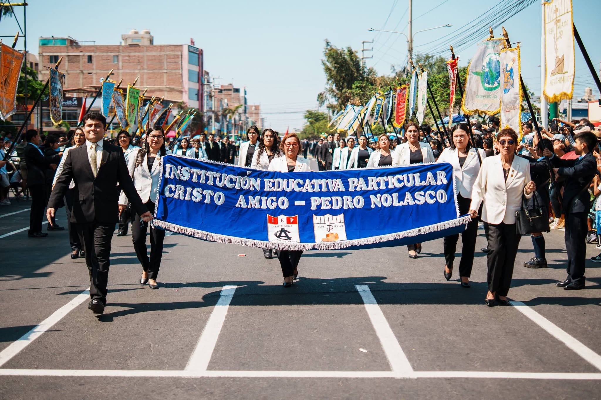 Desfile Cívico Escolar por los 32° Aniversario del Distrito de Nuevo Chimbote